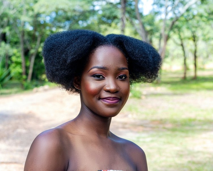 Les meilleures plateformes de coiffure afro en ligne : Zenaba, Wavy, AfroShine et plus encore